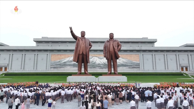 북한 주민들, 김일성 31주기 맞아 김일성·김정일 동상 참배