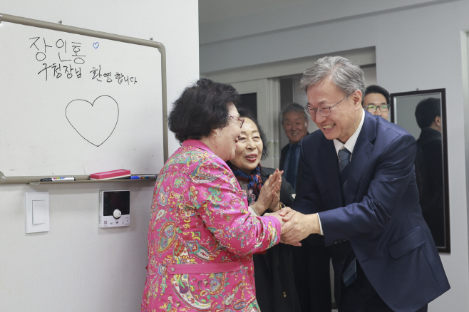250710 (사진3) 장인홍 구로구청장이 4월 3일 취임행사 현장방문에서 화원경로당을 방문해 어르신과 인사하고 있다.