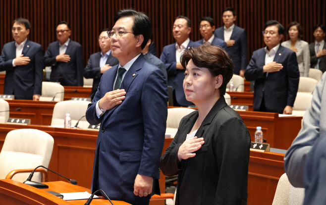 국기에 경례하는 송언석 비대위원장과 윤희숙 혁...<YONHAP NO-4599>