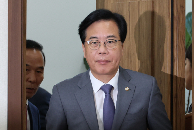 비대위 회의 참석하는 송언석 비대위원장<YONHAP NO-2542>