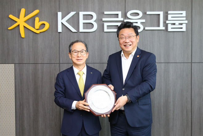 [사진자료1] 양종희 KB금융그룹 회장과 주형환 저출생고령사회위원회 부위원장이 지난 9일 여의도 KB국민은행 신관에서 기념촬영을 하고 있다