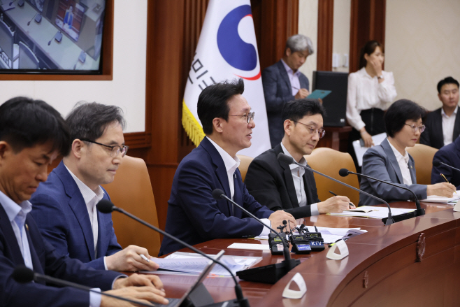 김민석 국무총리, 국정현안관계장관회의 발언<YONHAP NO-3122>
