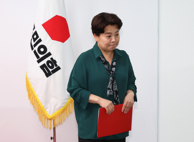 브리핑 마친 윤희숙 혁신위원장<YONHAP NO-4734>