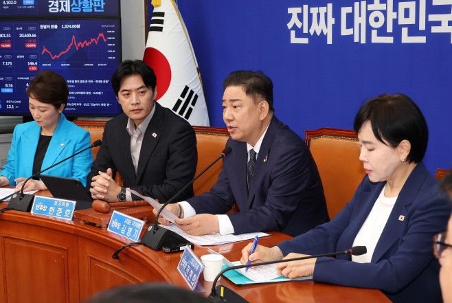 최고위원회의에서 발언하는 김병기 당 대표 직무...<YONHAP NO-2111>