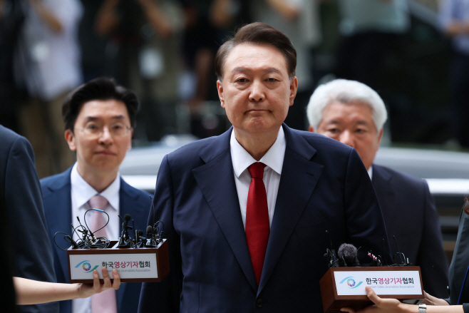 윤석열 전 대통령, 입 굳게 닫은 채 법정으로