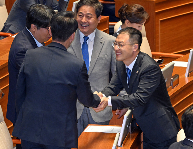 [포토] 김상욱, 파란 넥타이 메고 본회의 참석