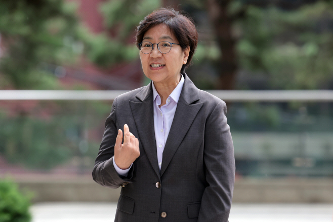 마이크 요청하는 정은경 보건복지부 장관 후보자<YONHAP NO-2418>