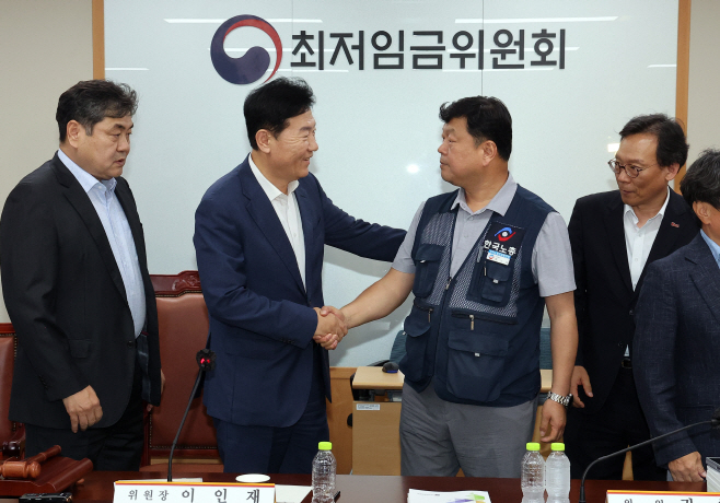 2026년 최저임금 시간당 1만320원…17년만에 합...<YONHAP NO-0126>