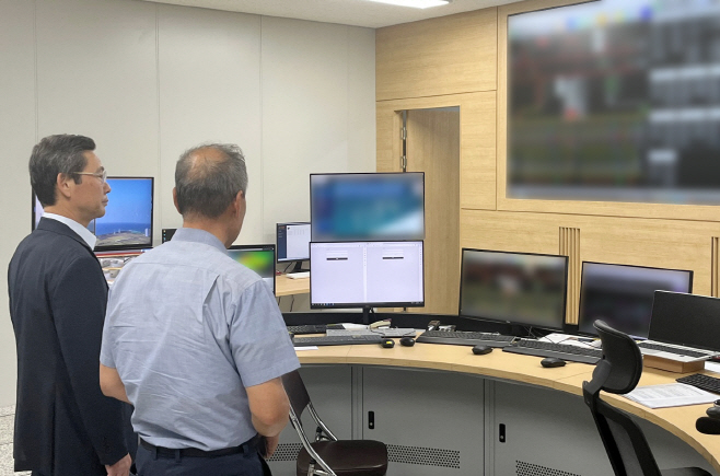별첨. 지난 10일 한전기술 김태균 사장이 제주한림해상풍력 준공 후 시설 점검을 수행하고 있다