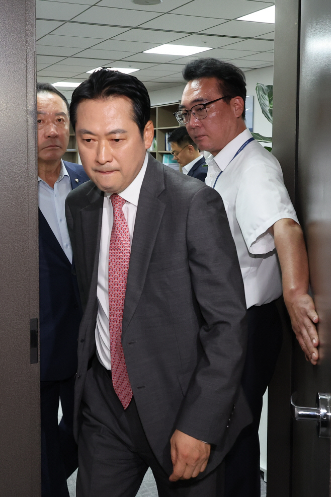 해병특검 압수수색 받은 임종득 의원실 찾은 장...<YONHAP NO-2761>
