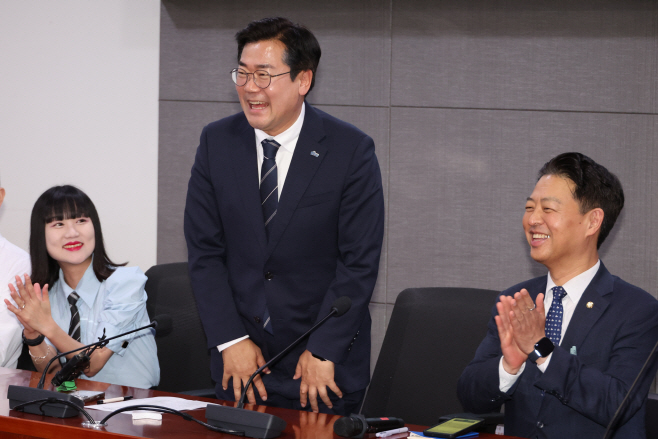 청년 당원들에게 인사하는 박찬대 의원<YONHAP NO-3033>