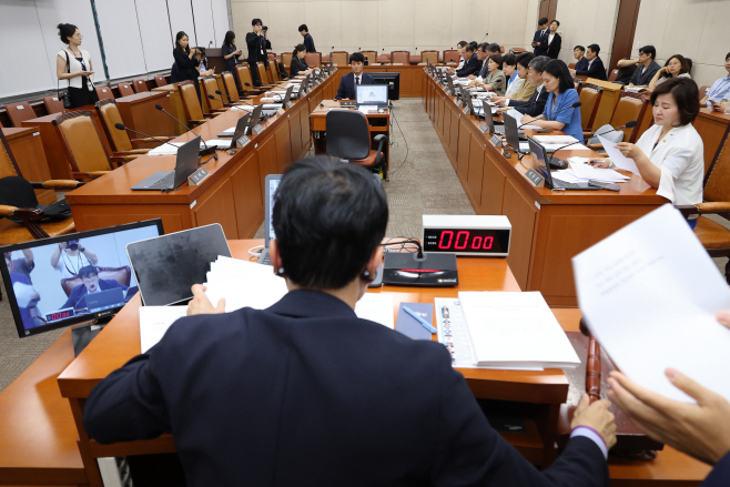 보건복지위 전체회의, 퇴장한 국민의힘 빈자리<YONHAP NO-4479>