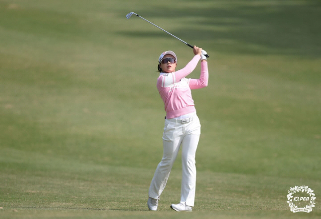 김민주가 샷을 날리고 있다. KLPGA