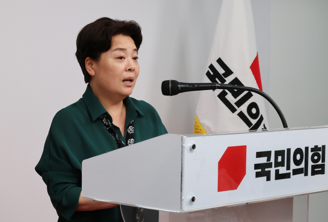 브리핑하는 윤희숙 혁신위원장<YONHAP NO-4892>