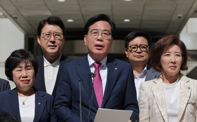 법원 규탄 발언하는 송언석 원내대표<YONHAP NO-3386>