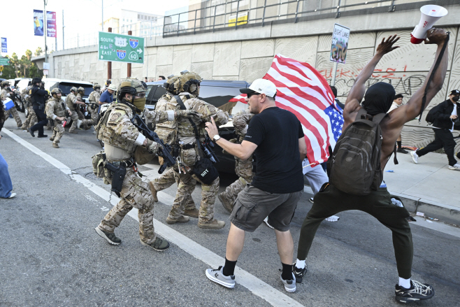Immigration Protests Los Angeles <YONHAP NO-3071> (AP)