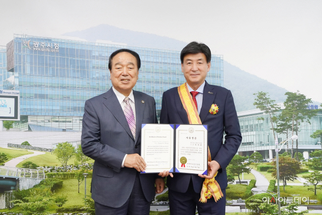 방세환 광주시장 세계자유민주연맹 자유장 수상