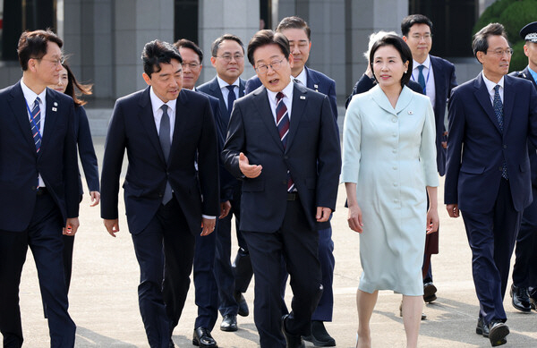 이재명 대통령, '첫 순방' G7 정상회의 참석차 출국<YONHAP NO-5935>