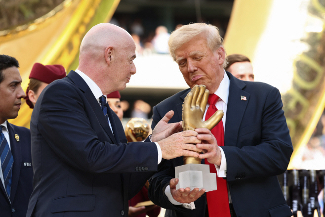 TOPSHOT-US-POLITICS-FBL-WC-CLUB-2025-TRUMP
