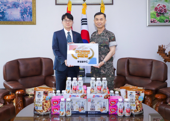 사진_위세량 롯데웰푸드 커뮤니케이션부문장(왼쪽)이 제17보병사단을 방문해 위문품을 전달했다