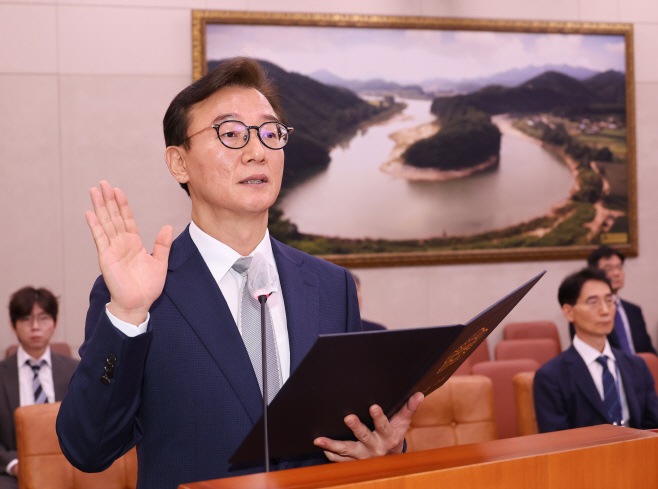 선서하는 전재수 해양수산부 장관 후보자<YONHAP NO-4864>