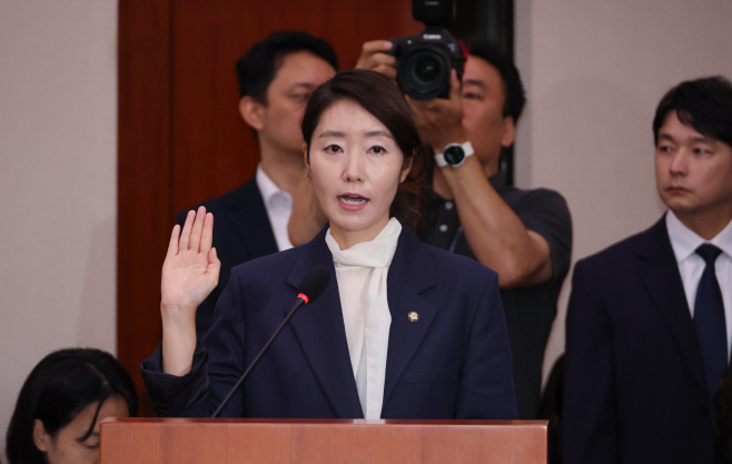 선서하는 강선우 여가부 장관 후보자<YONHAP NO-4888>