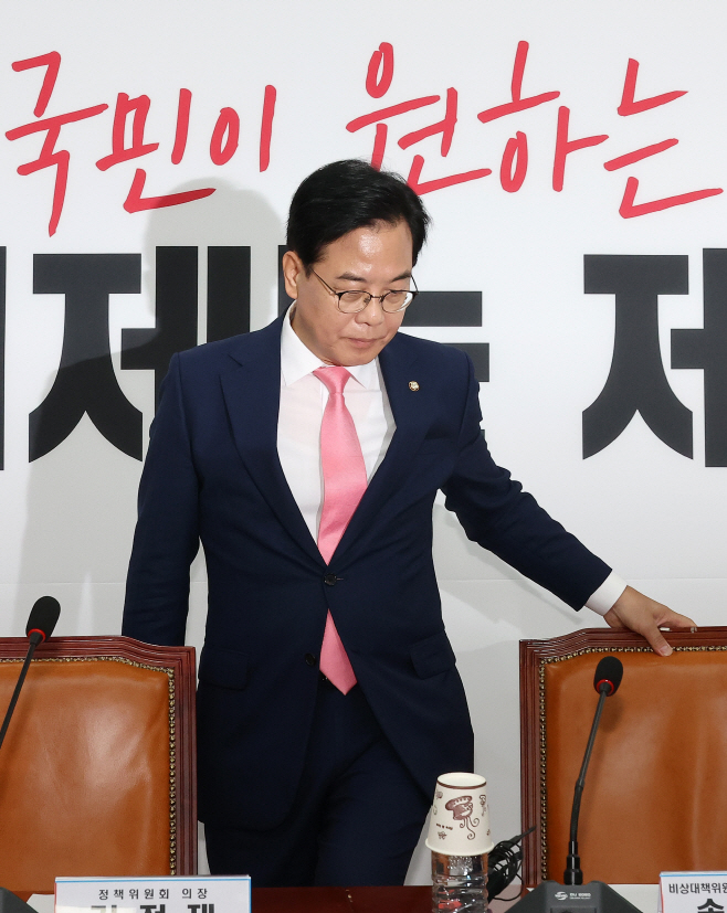 비대위원회의 입장하는 송언석 비대위원장 겸 원...<YONHAP NO-4591>