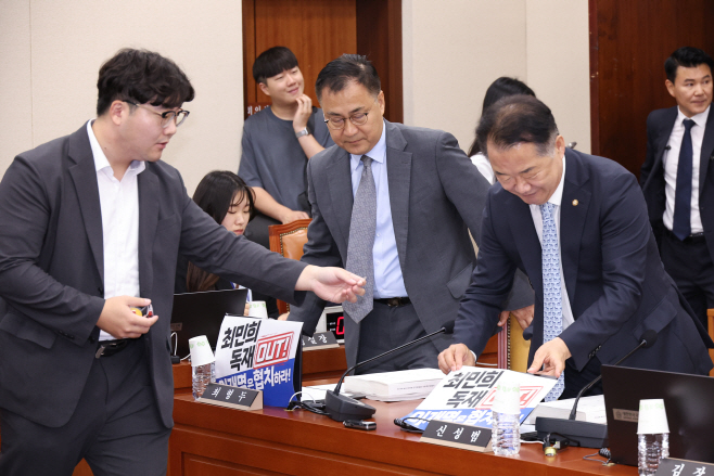 '방송3법 통과' 항의 인쇄물 붙이는 국민의힘<YONHAP NO-4819>