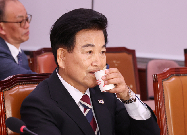 목 축이는 정동영 통일부 장관 후보자<YONHAP NO-5407>