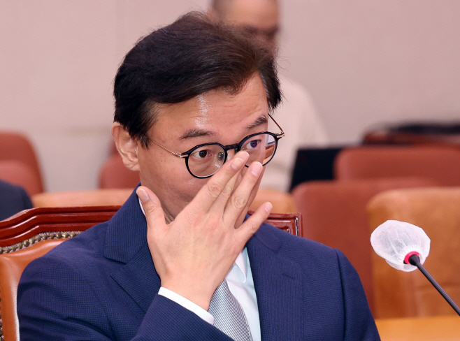 안경 고쳐쓰는 전재수<YONHAP NO-5354>