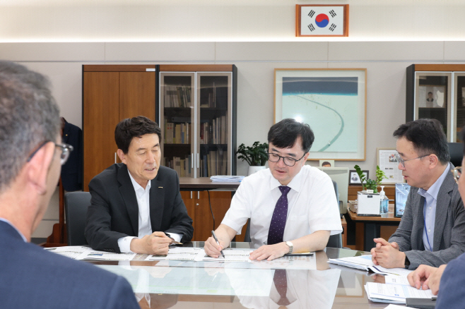 이강덕 포항시장이 14일 세종 정부청사에서 임기근 기재부 제2