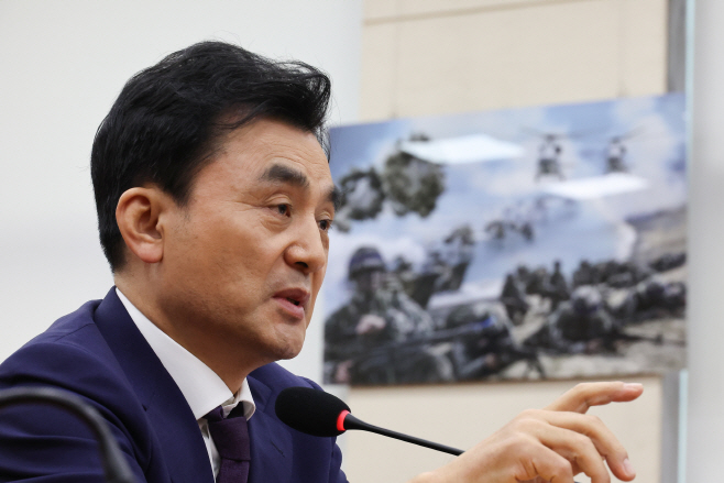 안규백 국방부 장관 후보자, 의원 질의 답변<YONHAP NO-1640>