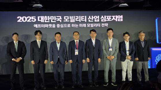 8. 2025 대한민국 모빌리티 산업 심포지엄에 참여한 패널 사진촬영