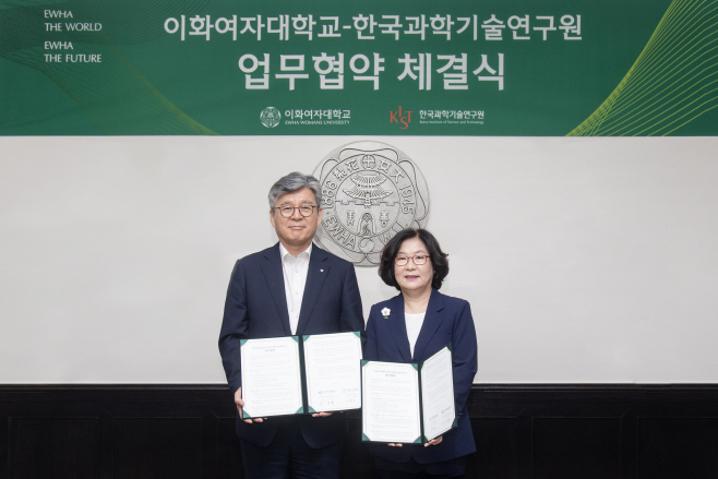 (사진1) (좌측부터) 오상록 KIST 원장, 이향숙 이화여자대학교 총장이 업무협약식을 마치고 기념촬영을 하고 있다.