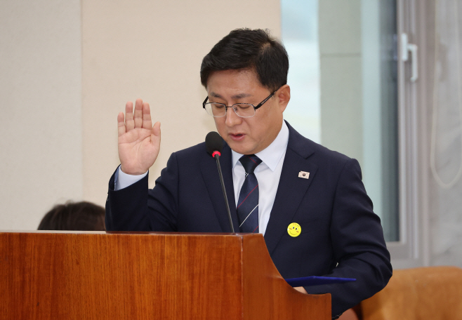 선서하는 김성환 환경부 장관 후보자<YONHAP NO-1426>