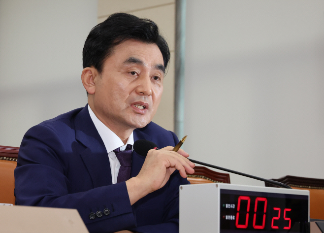 질의에 답변하는 안규백 국방부 장관 후보자<YONHAP NO-1557>