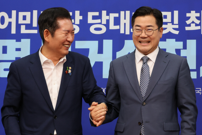 민주당 당대표 후보 '만나면 손잡는 사이'<YONHAP NO-1204>