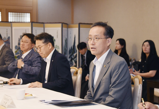 이형일 기획재정부 장관 직무대행 1차관, MSCI 선진국 지수 편입추진 전담반 회의 (1)