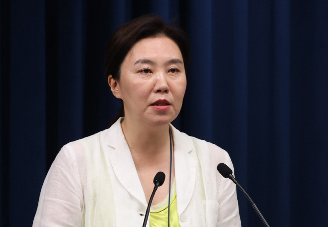 브리핑 하는 강유정 대변인