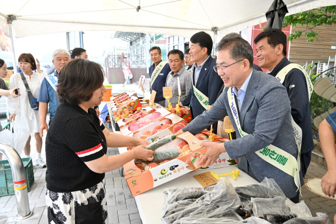 250715_1_고속도로군위휴게서 으뜸농산물판매부스개장_농업기술센터(2)