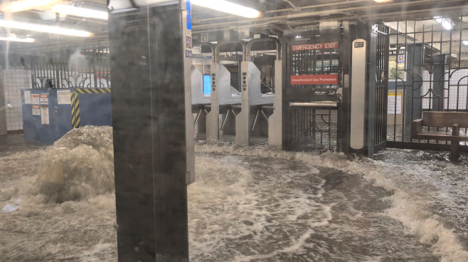 USA-WEATHER/NEW YORK-FLOOD