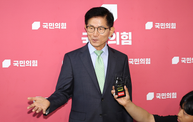 질문에 답변하는 김문수 전 대선 후보<YONHAP NO-3286>