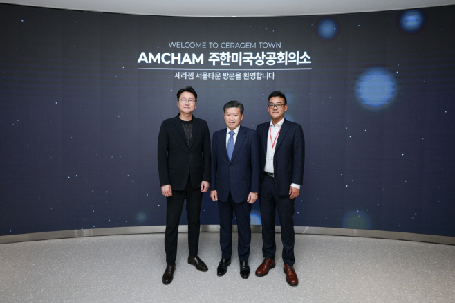 (사진자료) 왼쪽부터 세라젬 이경수 대표이사 사장, 암참 제임스 김 회장 겸 대표이사, 세라젬 조용준 미래전략추진단 전무