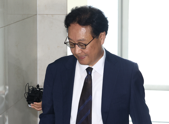 특검 조사 출석하는 왕윤종 전 국가안보실 3차장<YONHAP NO-2613>
