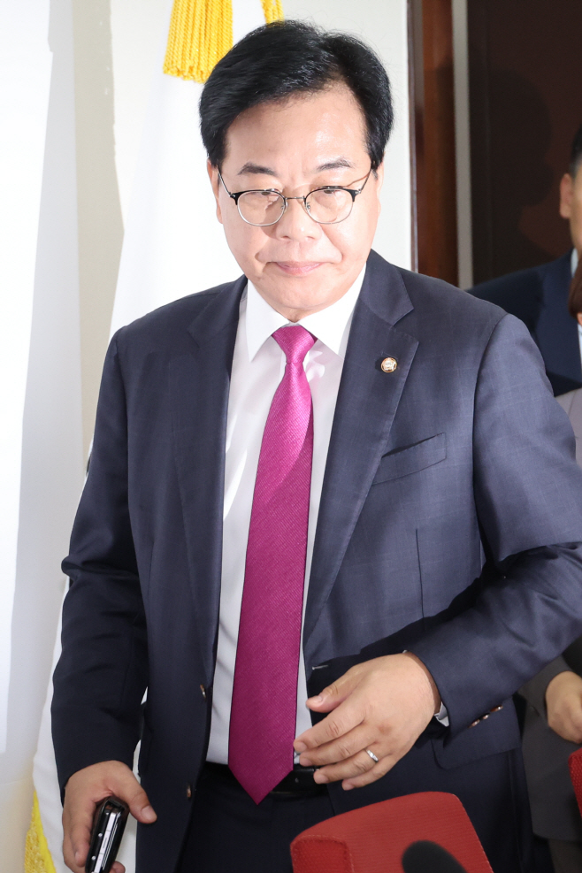 기자간담회 참석하는 송언석 비대위원장<YONHAP NO-1761>