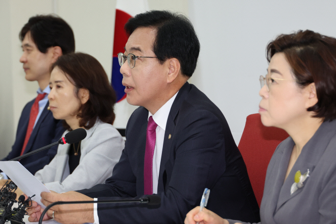 인사청문회 관련 입장 밝히는 송언석 비대위원장<YONHAP NO-1752>