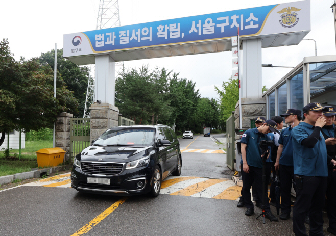 서울구치소 나서는 차량<YONHAP NO-2764>