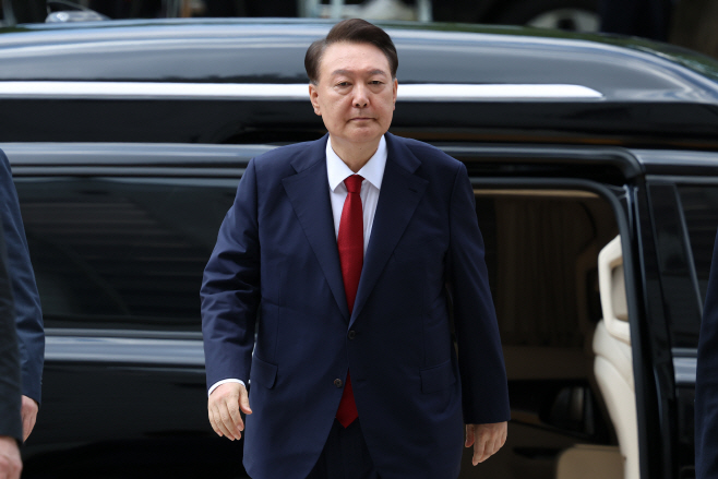 서울중앙지법 도착한 윤석열 전 대통령<YONHAP NO-4288>