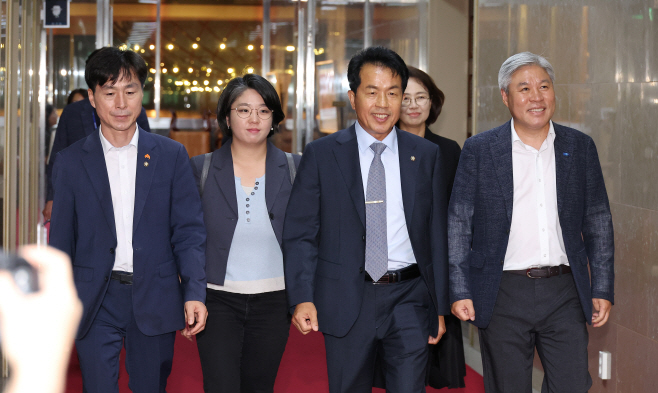 우원식 국회의장 면담 위해 이동하는 개혁4당 대...<YONHAP NO-3219>