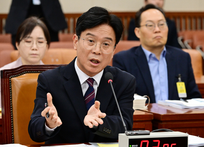[포토] '北 주적 아니다' 답변하는 김영훈 후보자